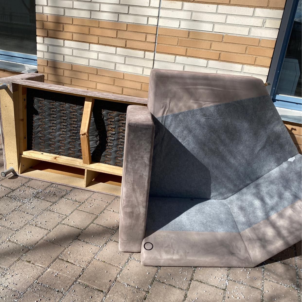 image of Broken couch - Kista