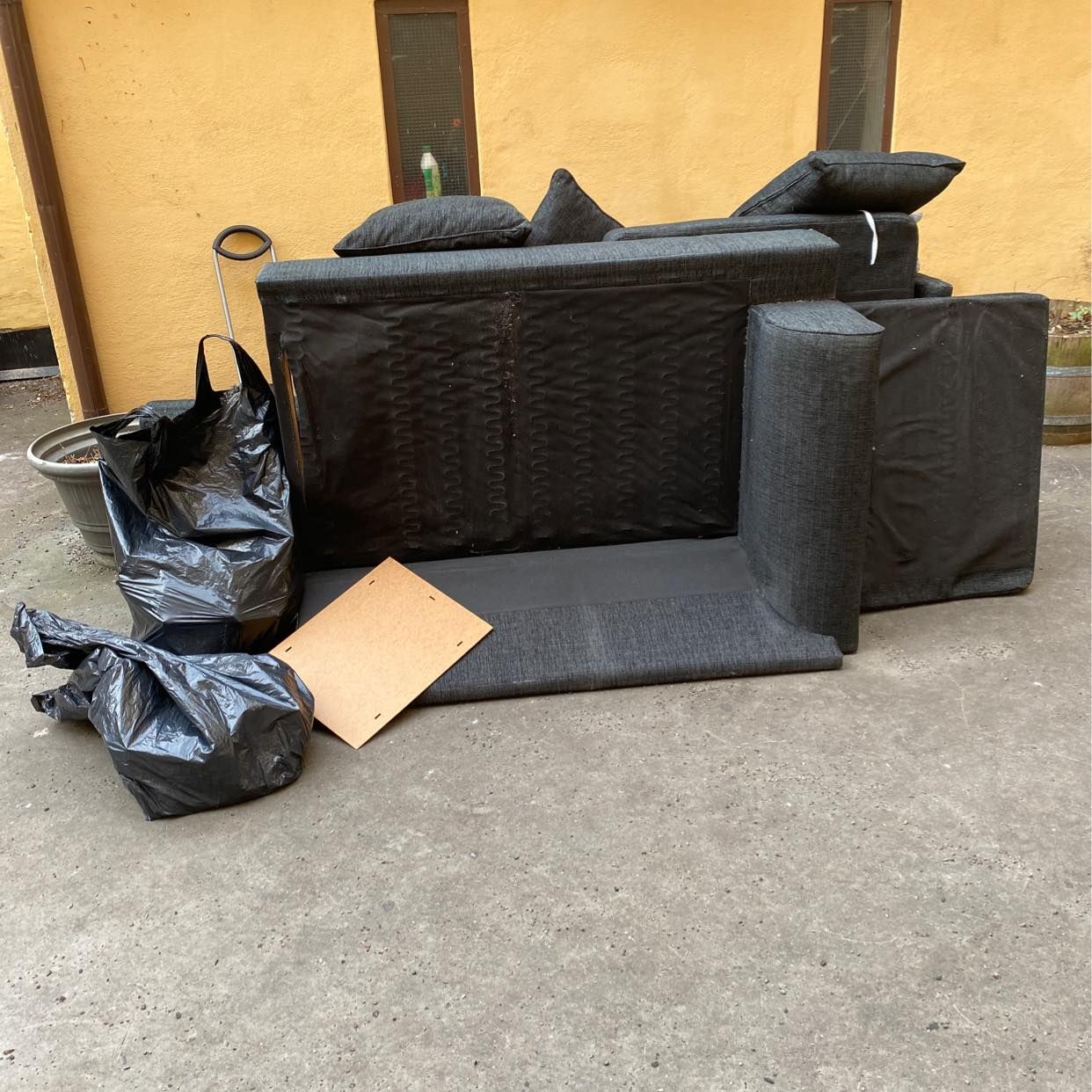 image of Soffa och två säckar - Stockholm