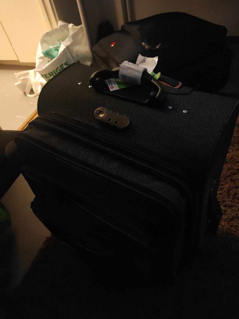 image of Moving tv and 3 luggages - 