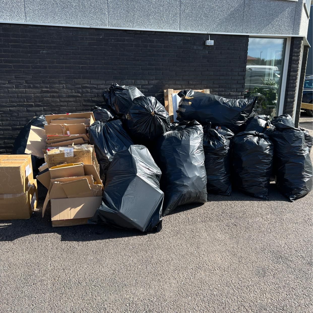 image of cardboard and plastic - Lindome