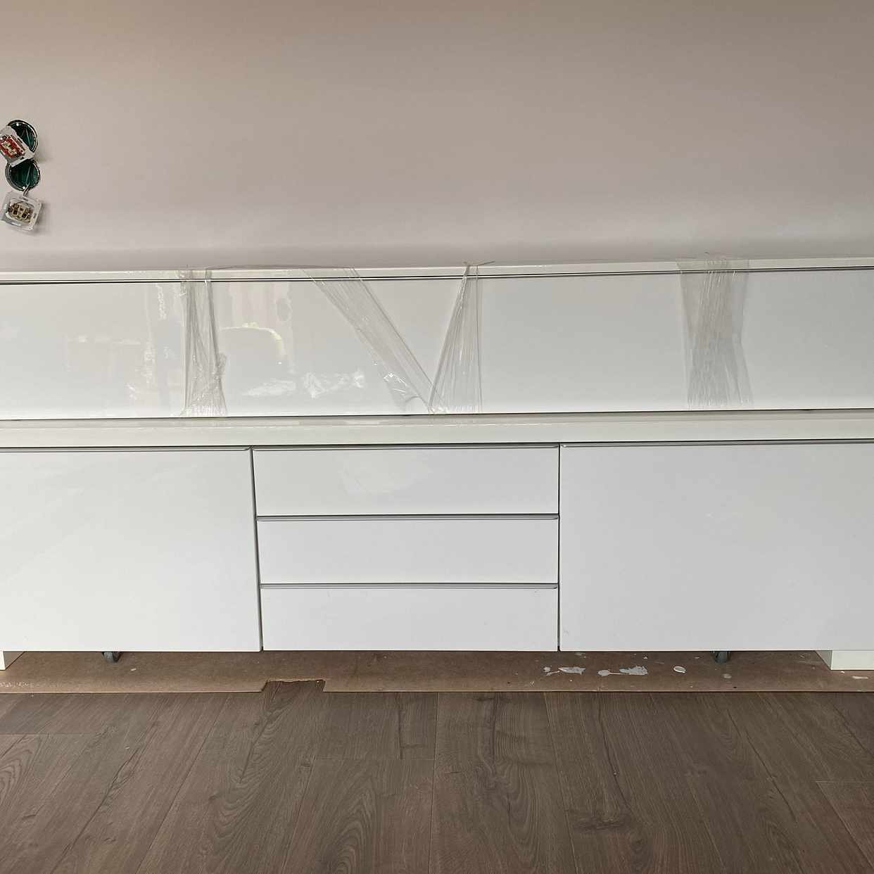 image of Tv bänk och vägghylla - Handen