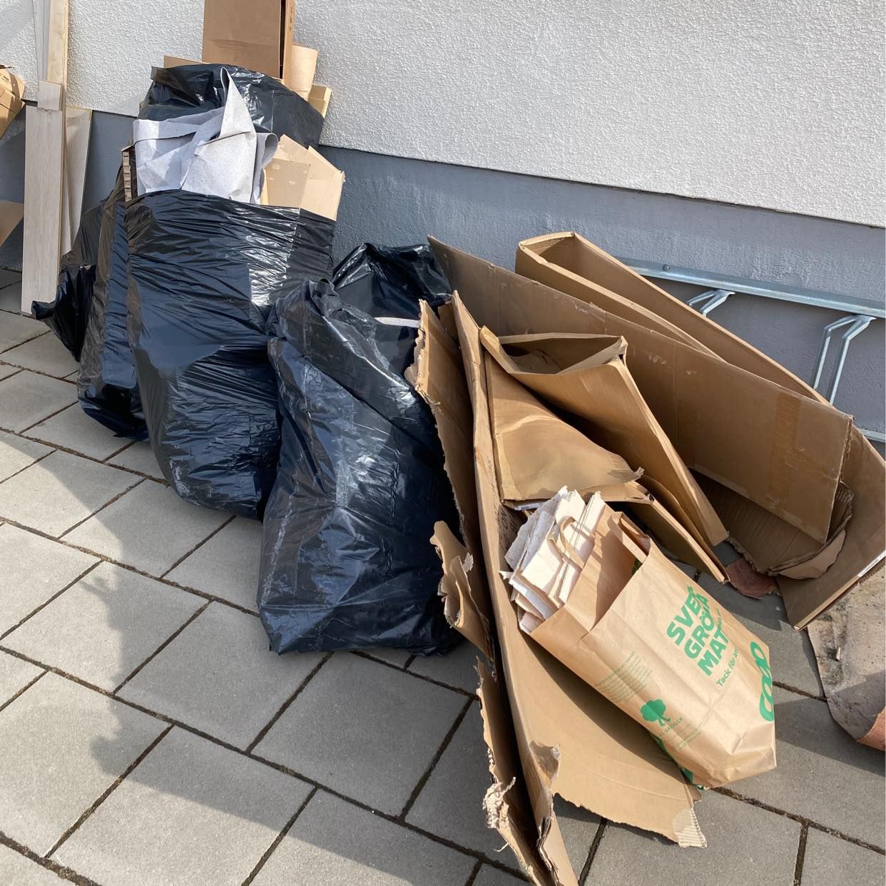 image of Kartonger, plastmatta - Älvsjö
