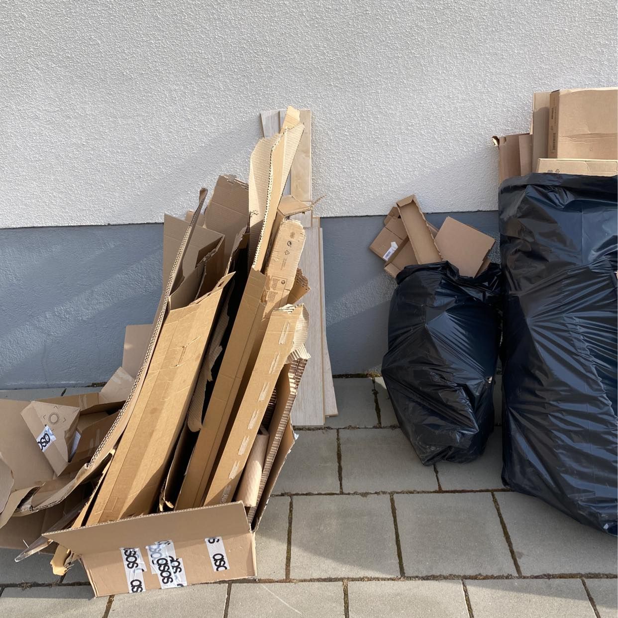 image of Kartonger, plastmatta - Älvsjö