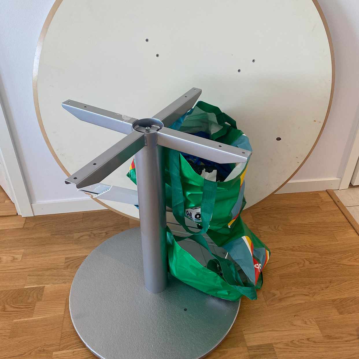 image of Ett gammal bord + skräp - Stockholm