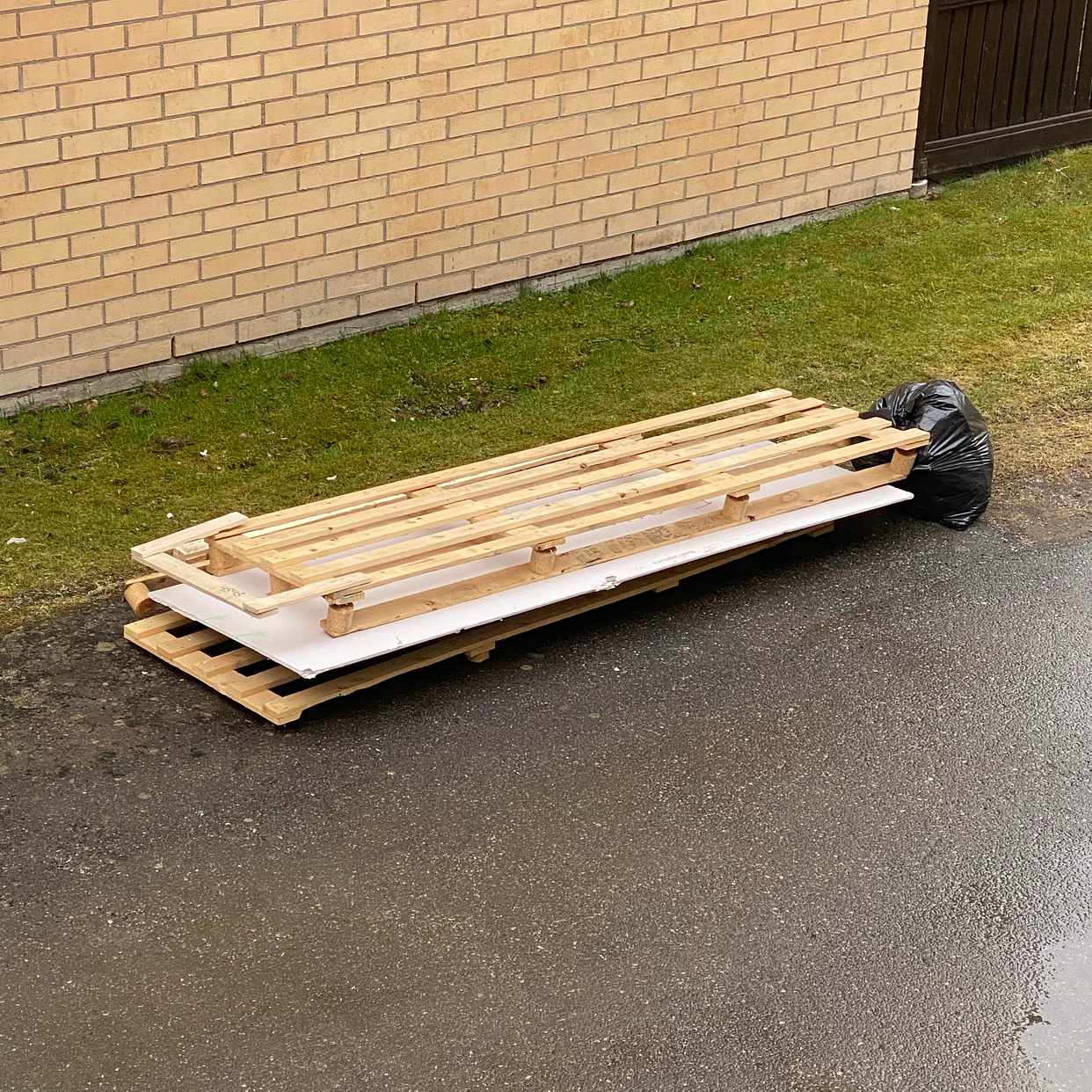 image of Pall, gipsskiva och plast - Rönninge