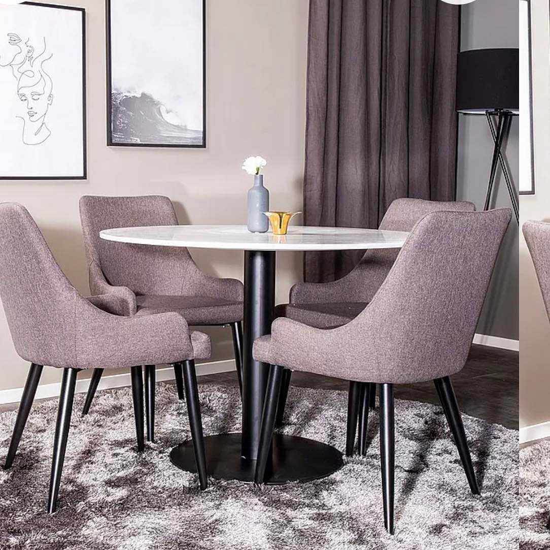 image of Table and 4 chairs - 