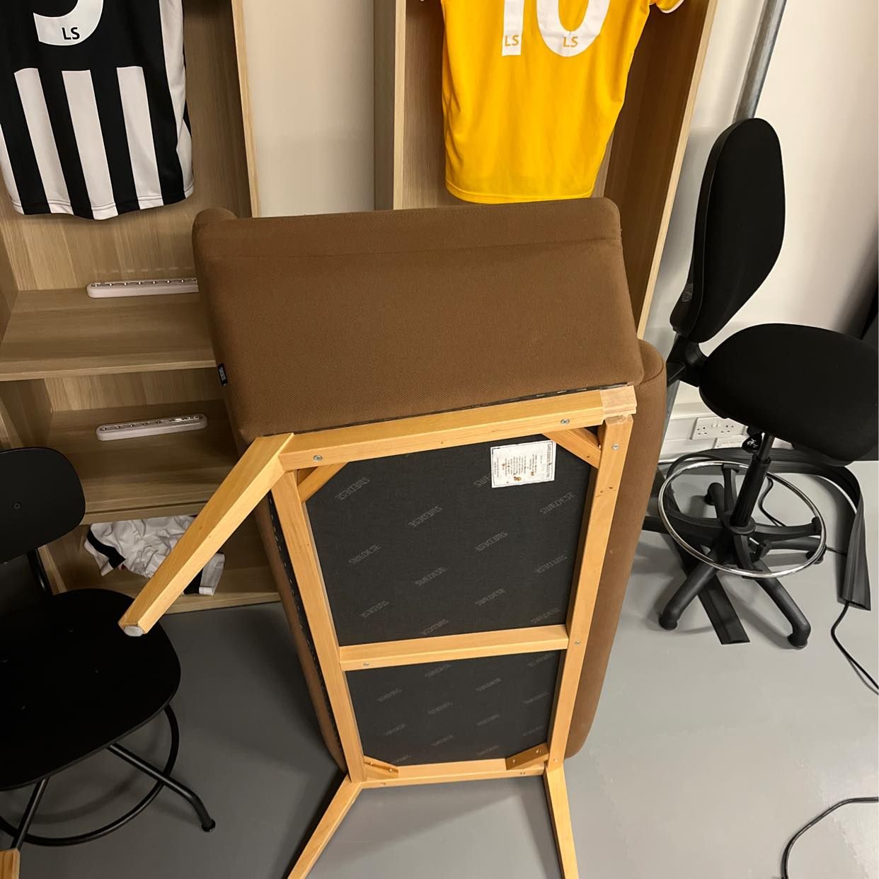 A broken sofa London Tiptapp