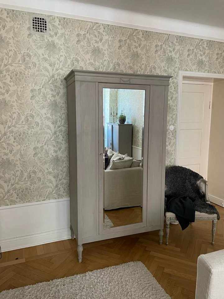 image of Mycket vackert klädskåp - 