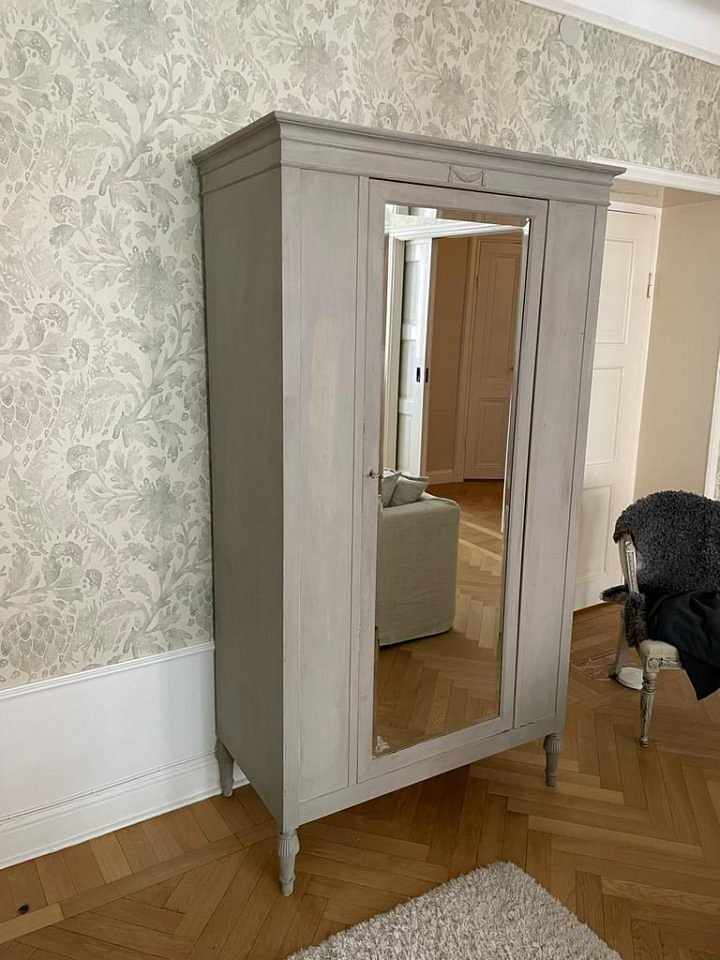 image of Mycket vackert klädskåp - 