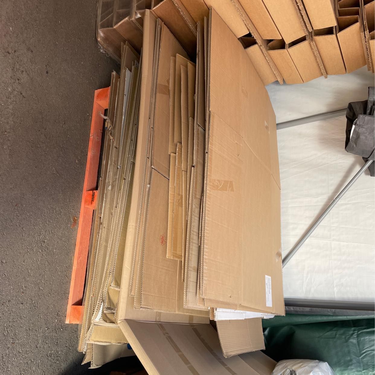 image of Kartong plast och trä - Kungsängen