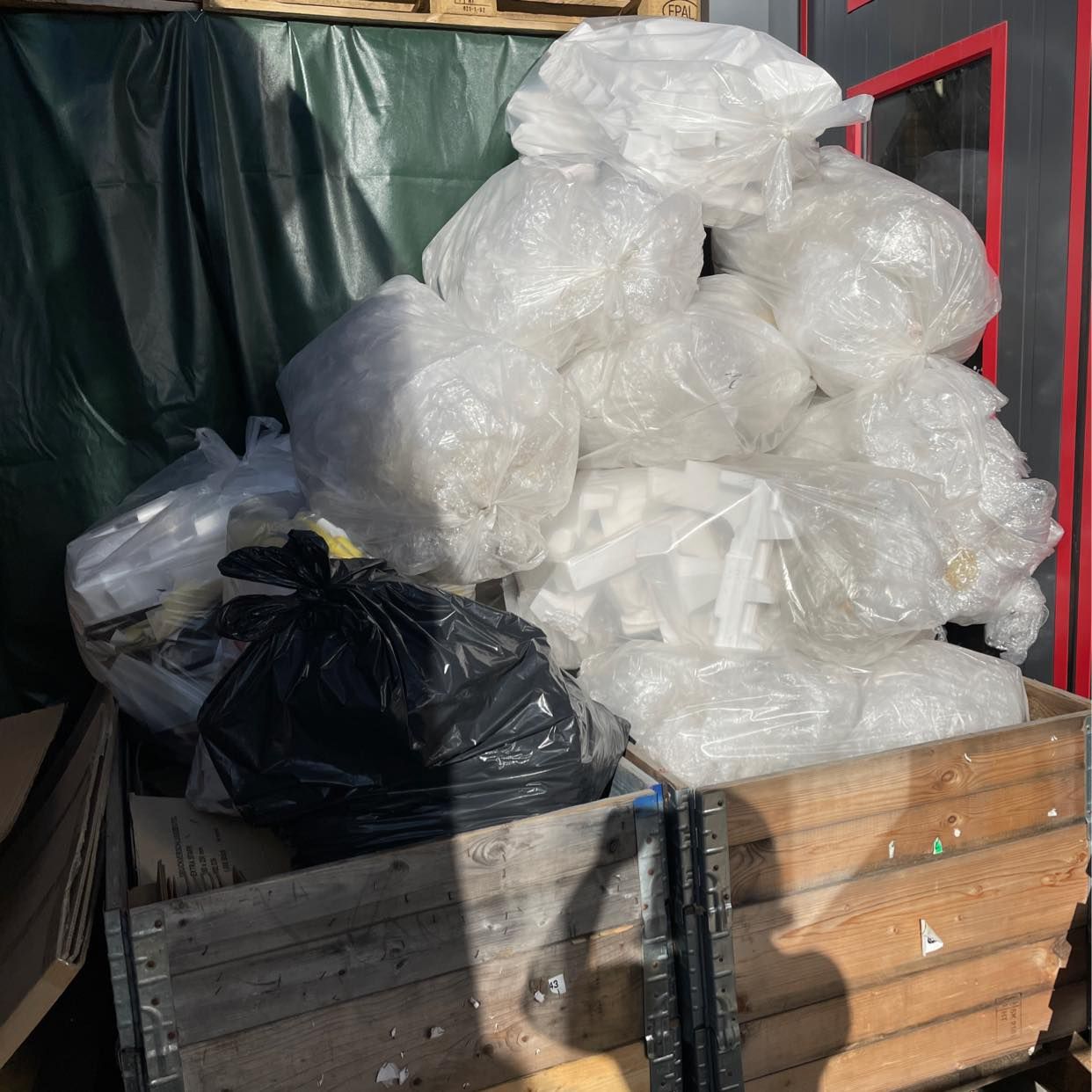 image of Kartong plast och trä - Kungsängen