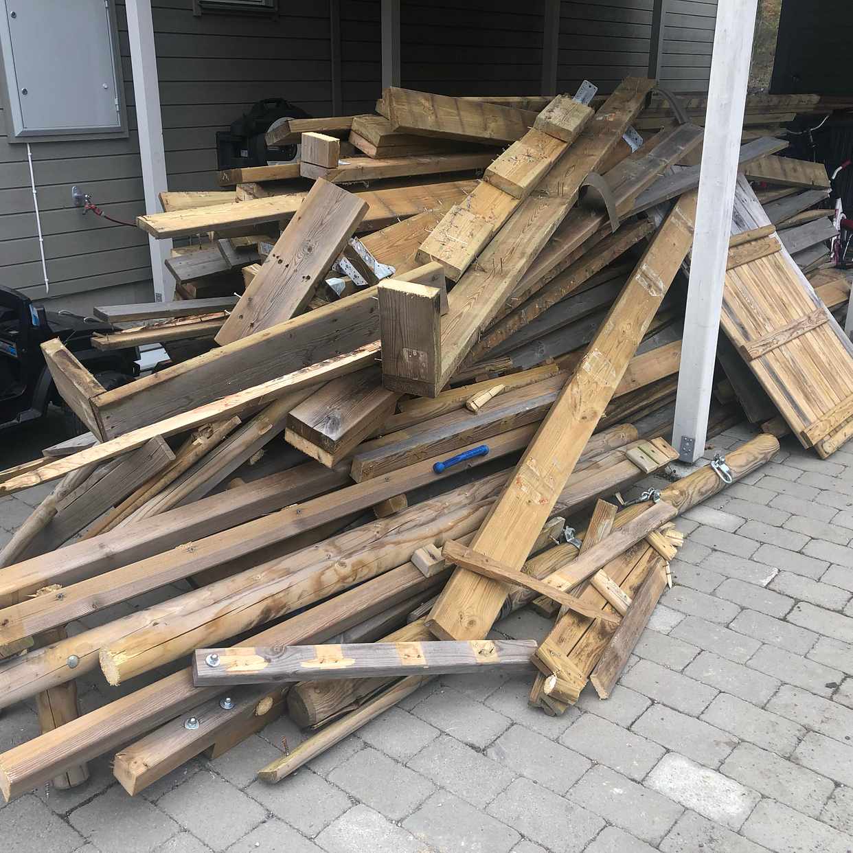 image of Få bort gammalt virke - Åkersberga