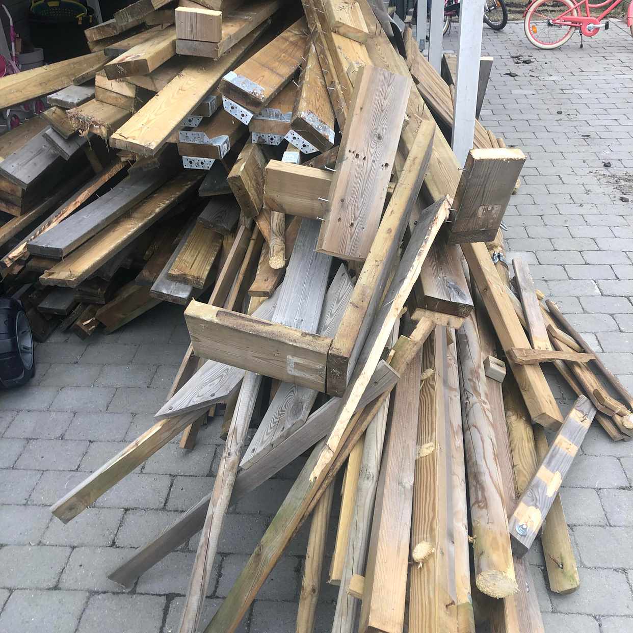 image of Få bort gammalt virke - Åkersberga
