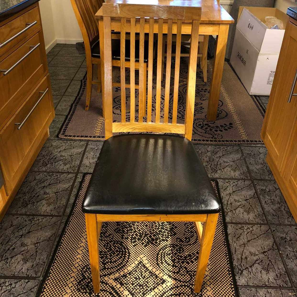 image of Ekbord med 4 stolar skänk - Vårby