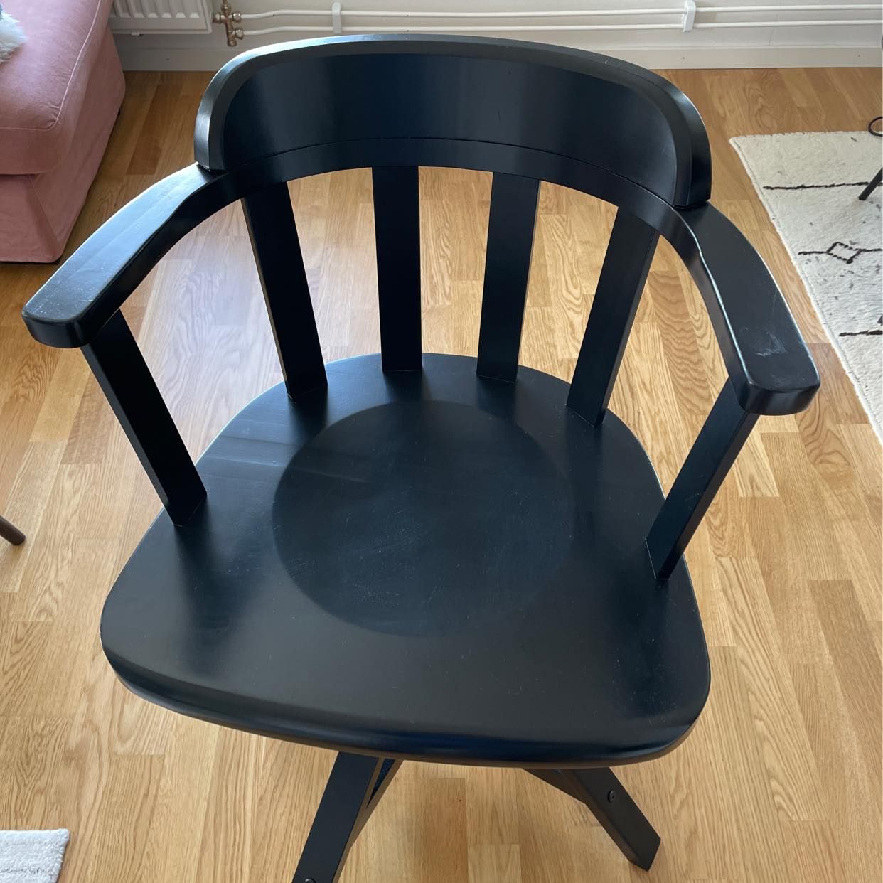 image of Swivel chair and plates - Kista