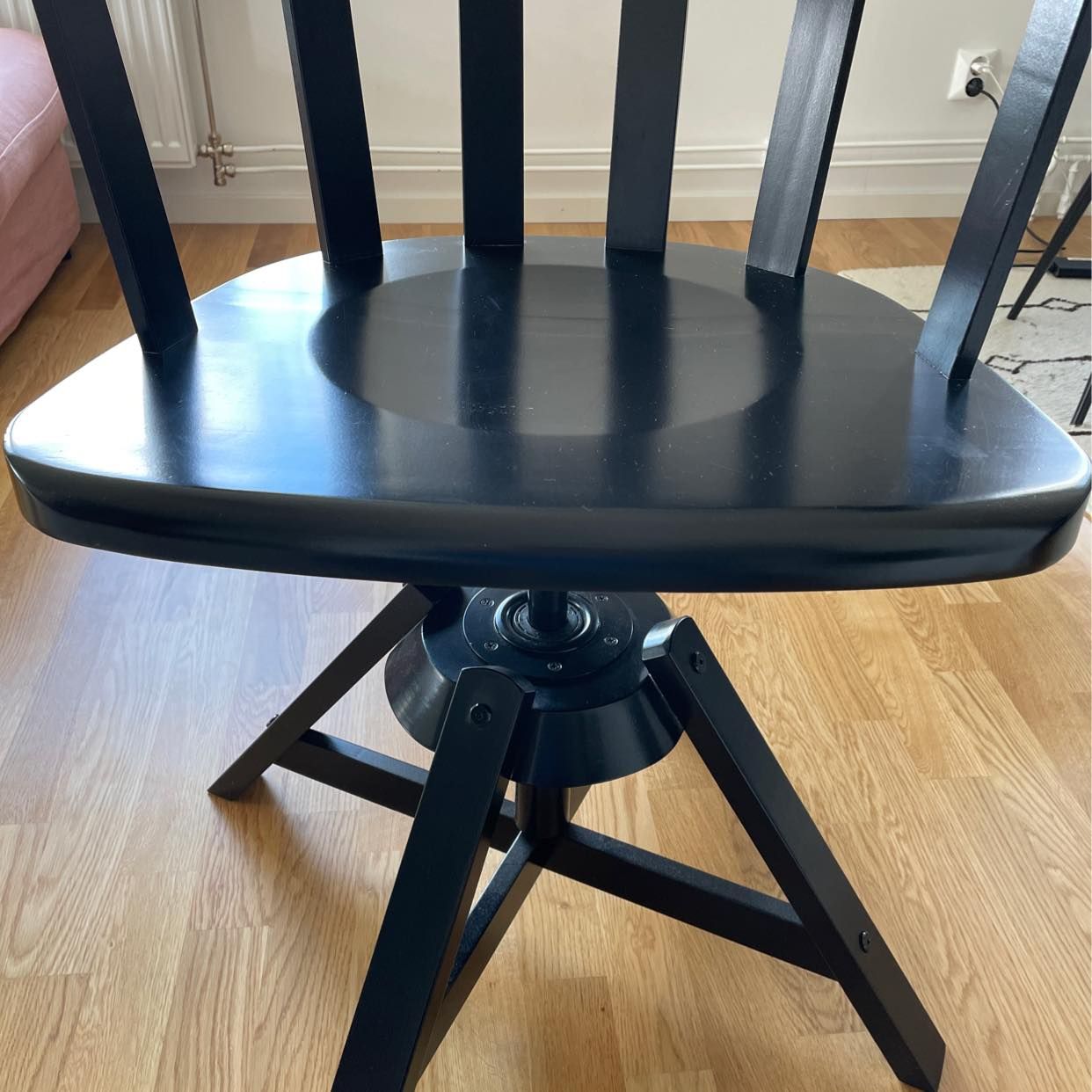 image of Swivel chair and plates - Kista