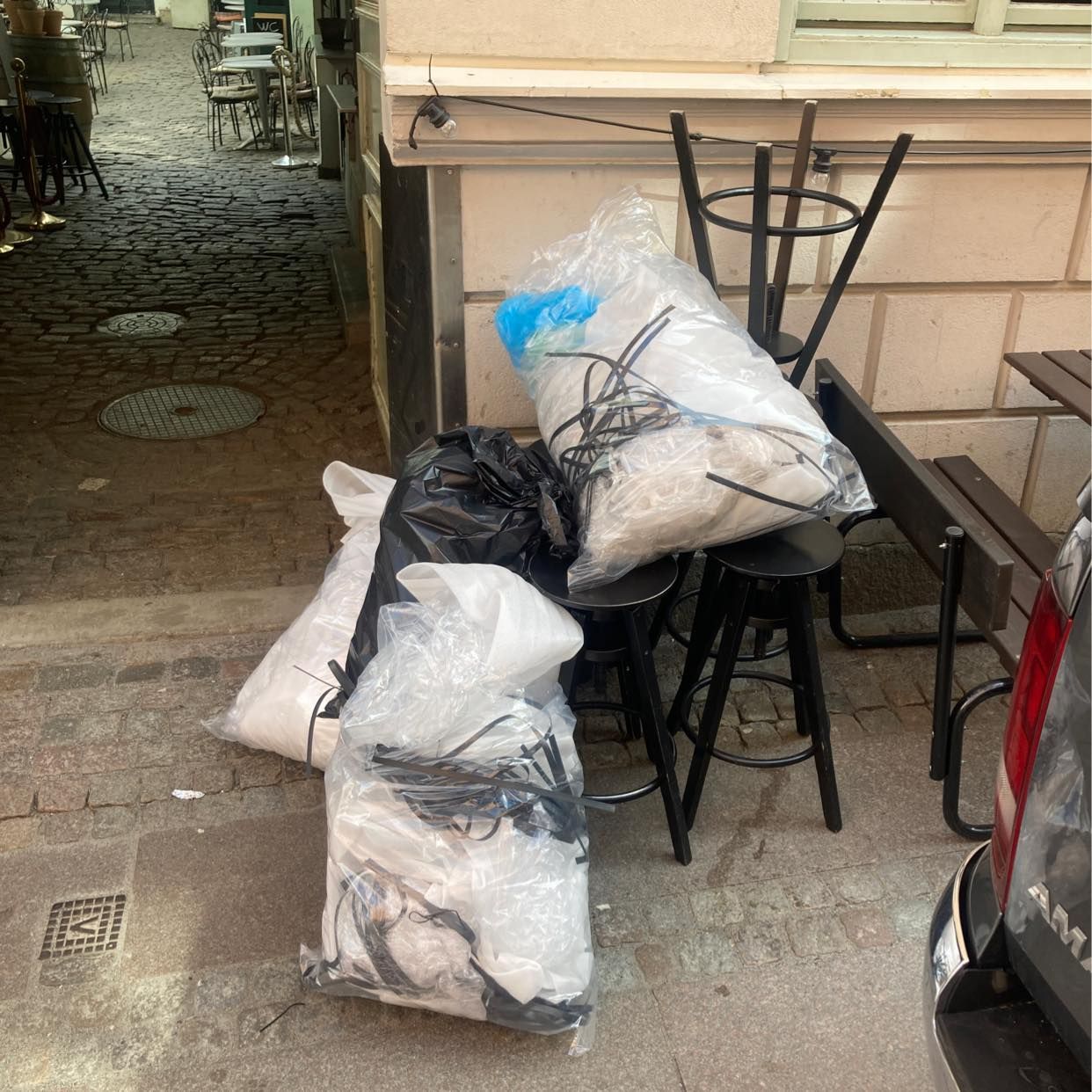 image of Trasiga pallar och plast - Göteborg