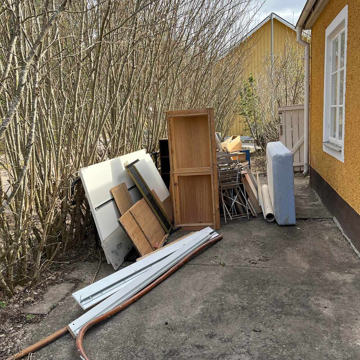 image of Säng, lådor, skåp, plank - Månkarbo