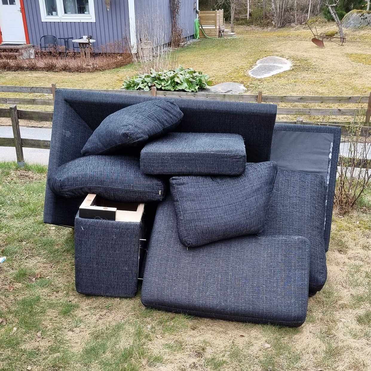 image of Gammal soffa återvinning - Åkersberga