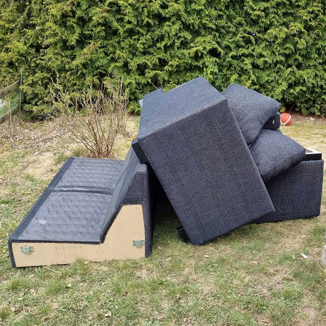 image of Gammal soffa återvinning - Åkersberga