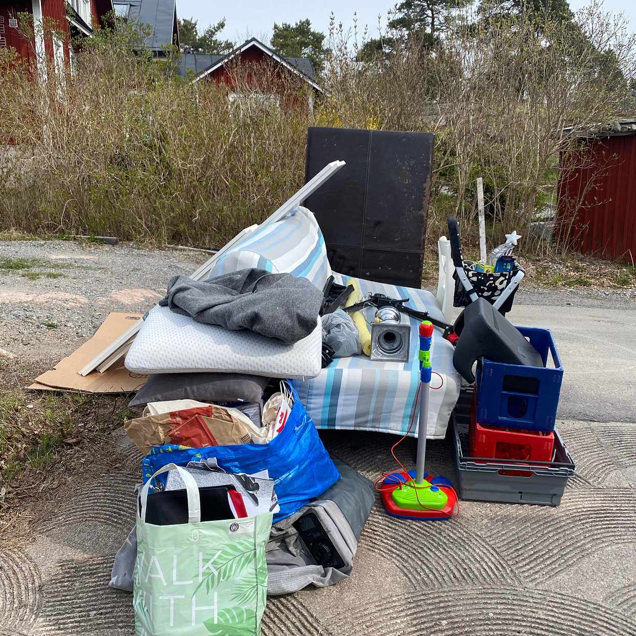 image of Hämta gamla möbler mm - Saltsjö-Boo