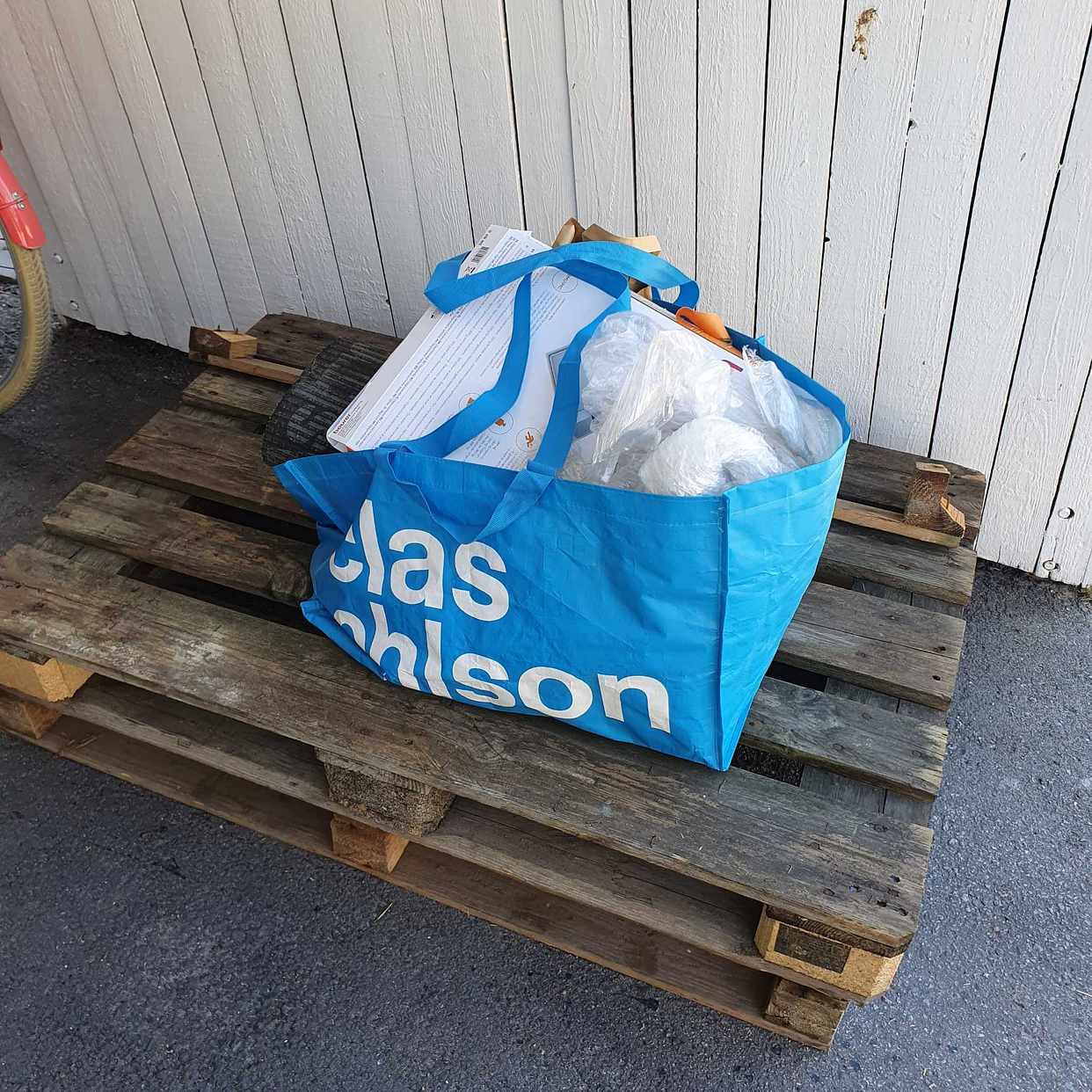 image of Lastpallar och skräp - Sköndal