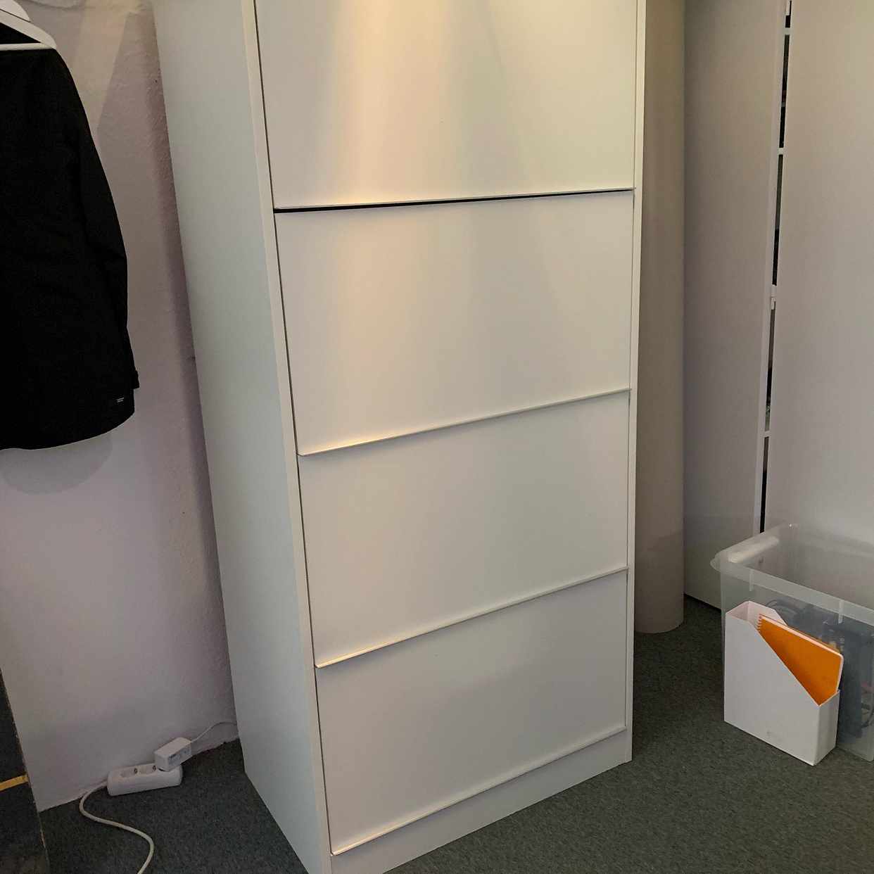 image of Hämta och lämna två skåp - 