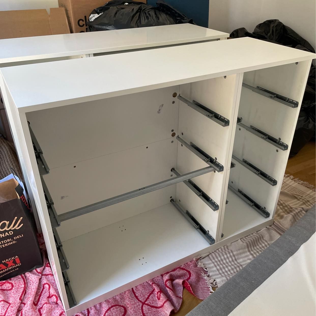 image of Flytt av två sängar+byrå - 