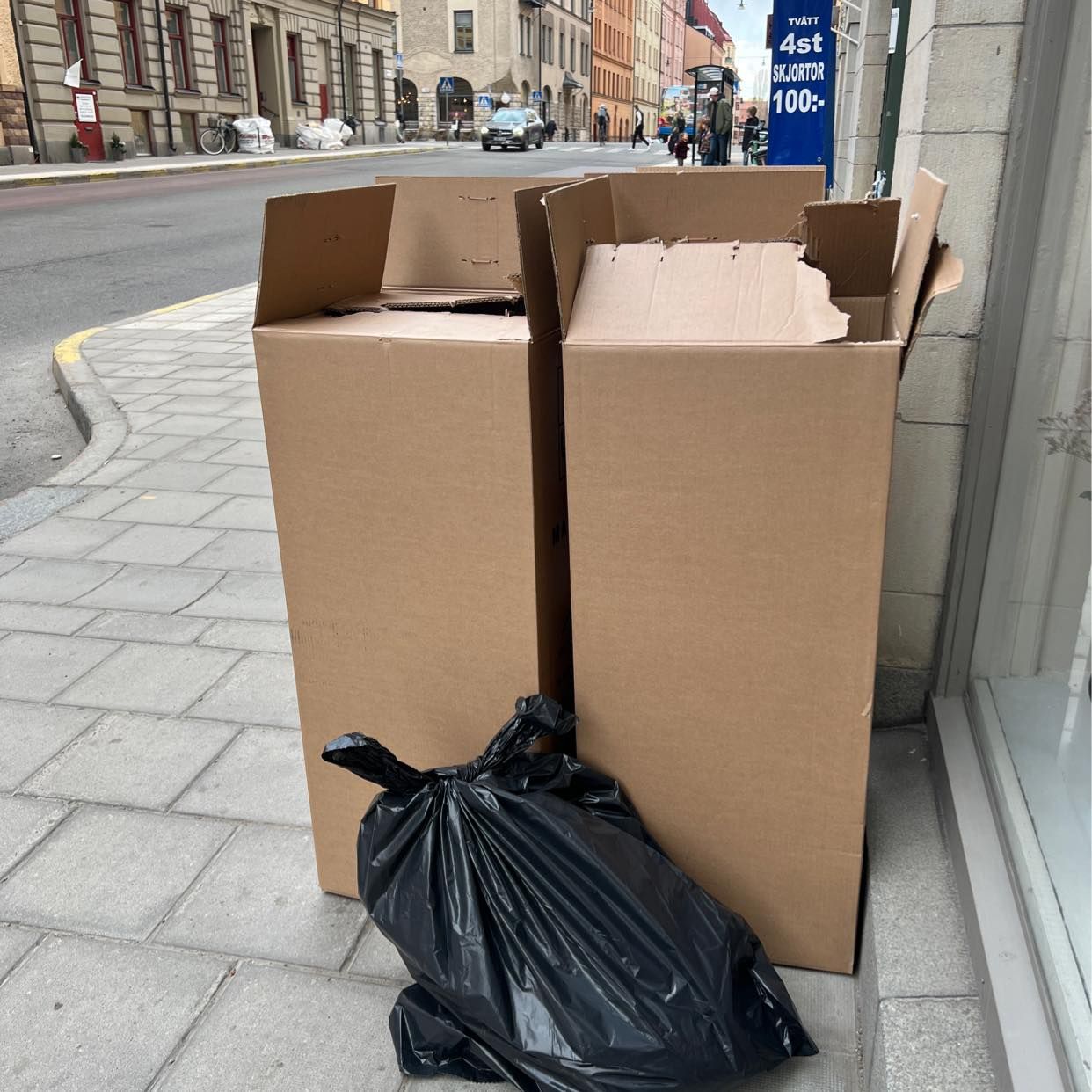 image of Hjälp att slänga kartonge - Stockholm