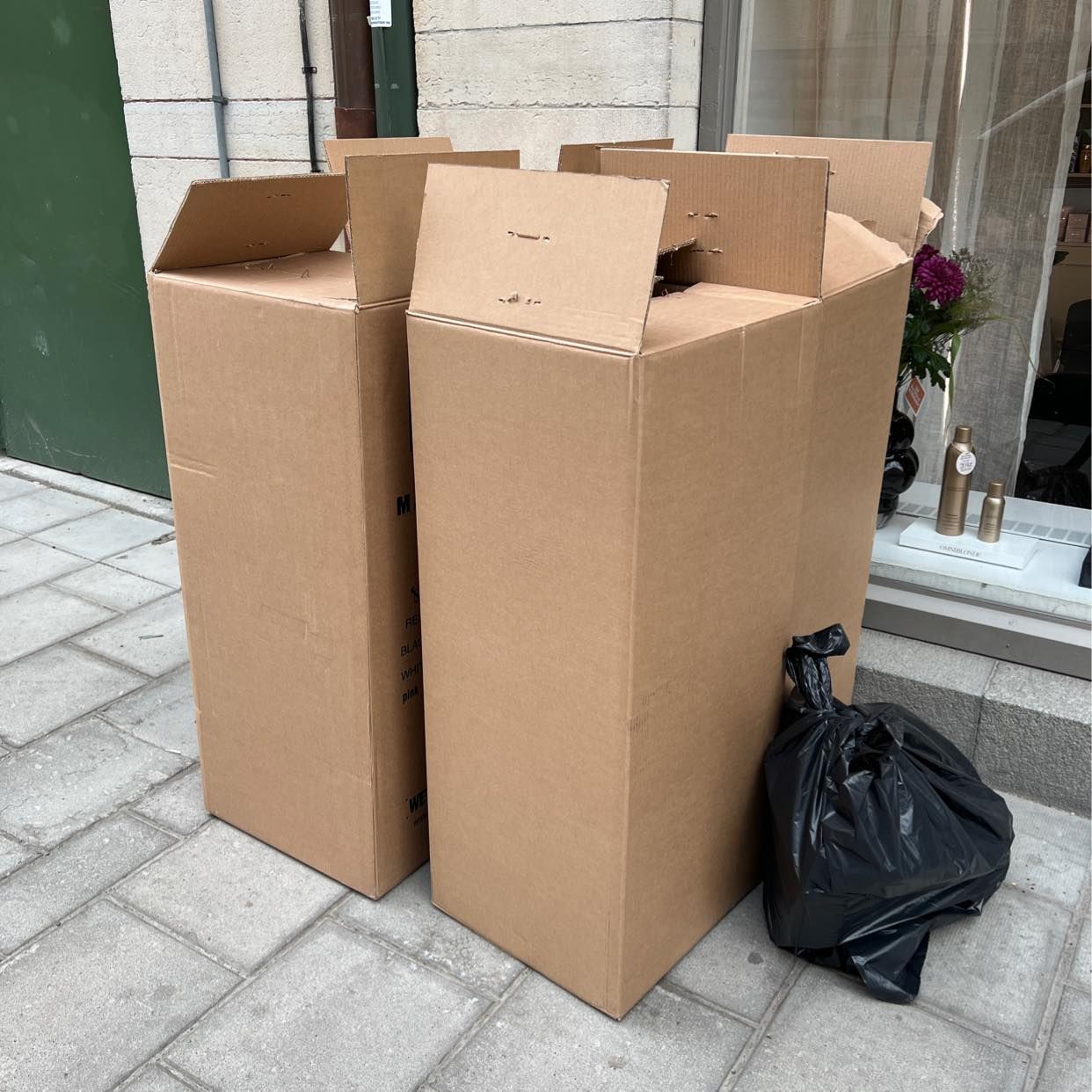 image of Hjälp att slänga kartonge - Stockholm