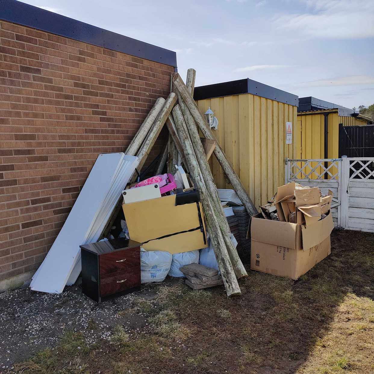 image of Återvinn diverse på tomt - Bro
