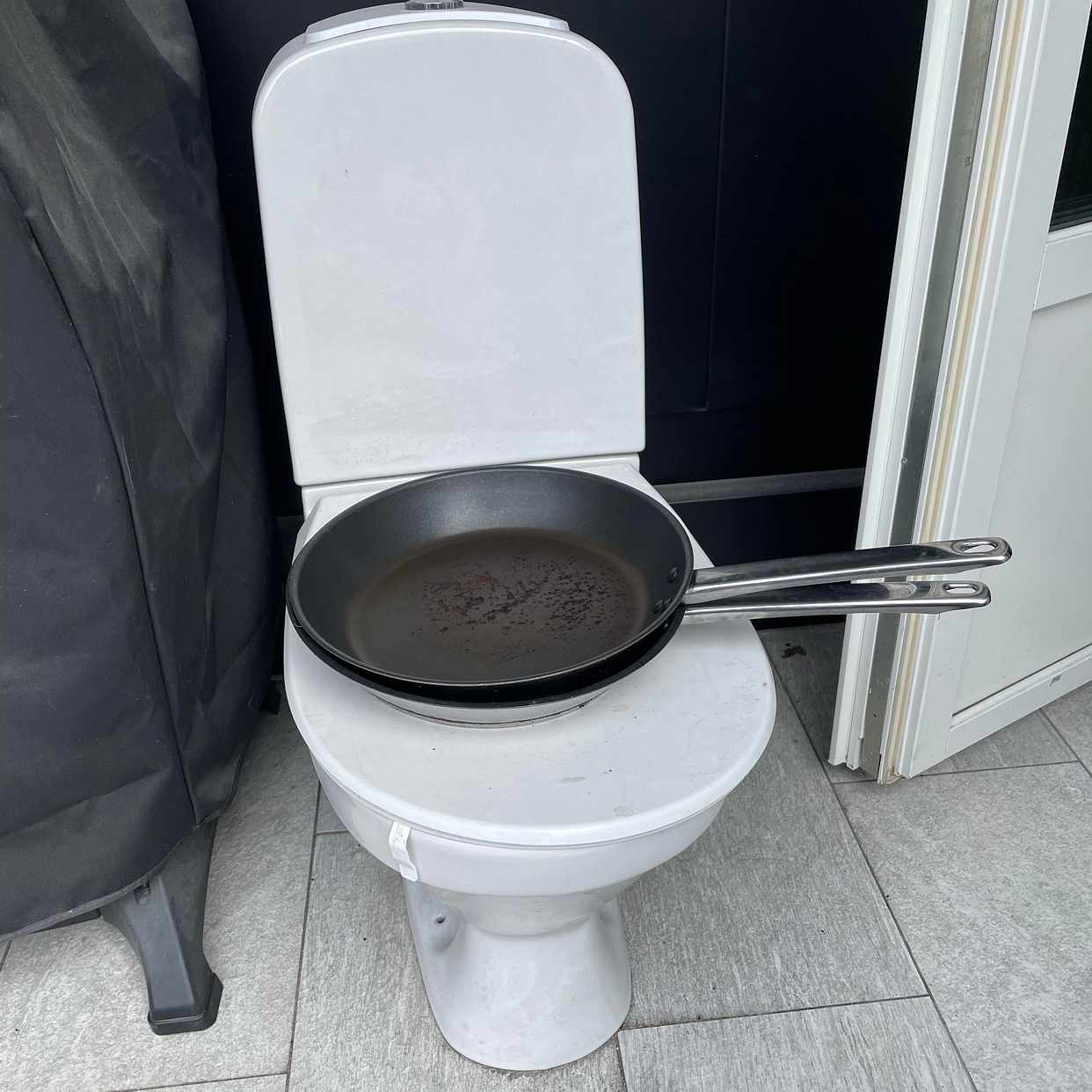 image of Släng WC + stekpannor - Stockholm