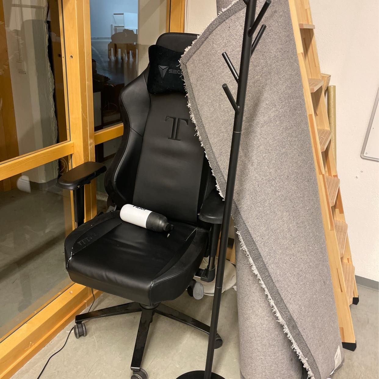 image of Matta, stol och klädhänga - 