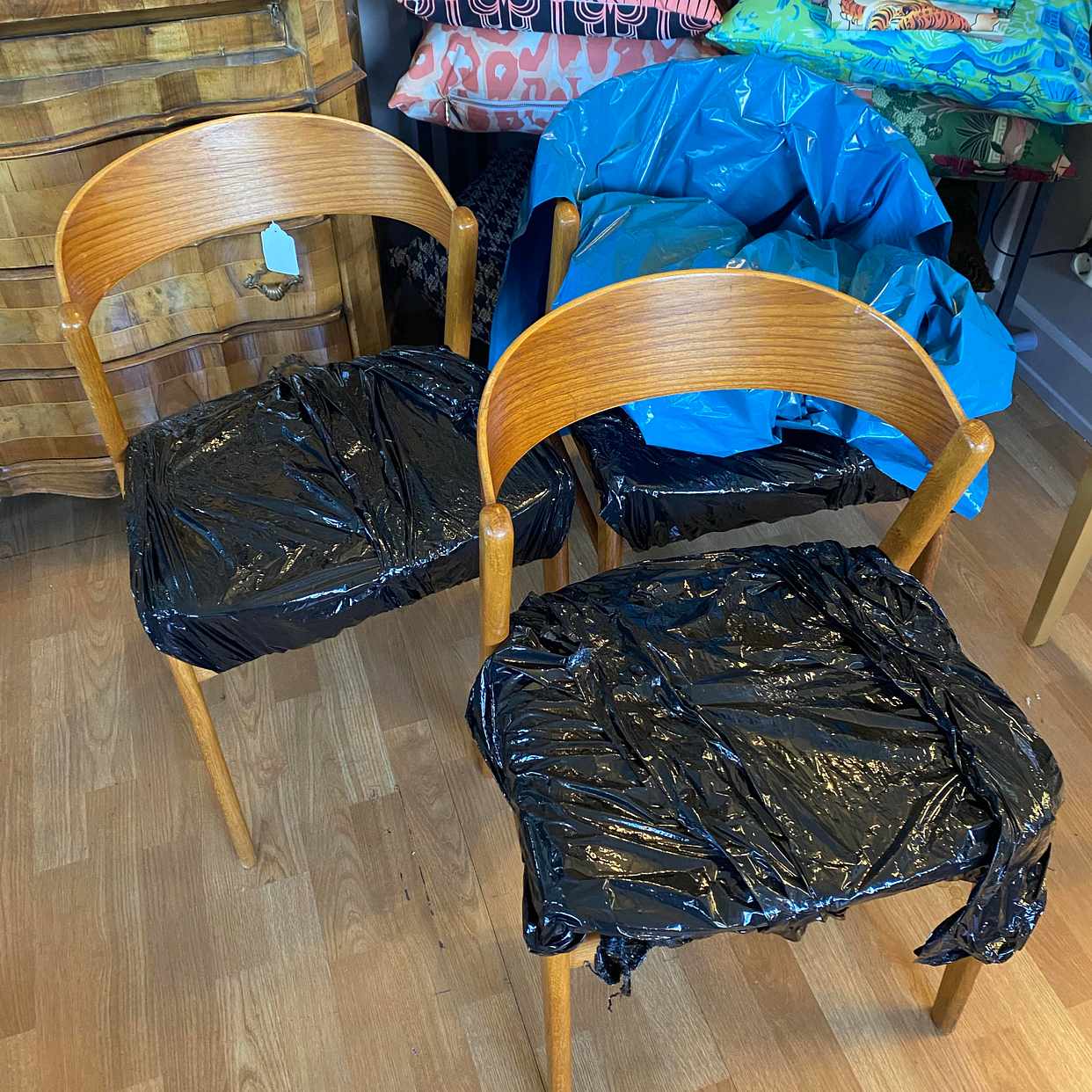 image of 3 chairs - 