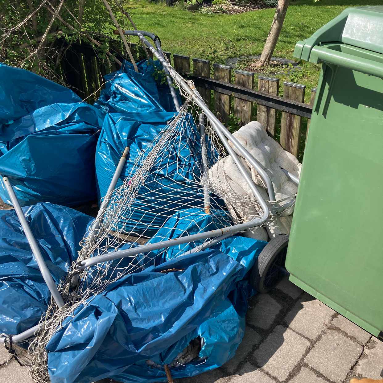 image of Hämta säckar och skräp - Lidingö