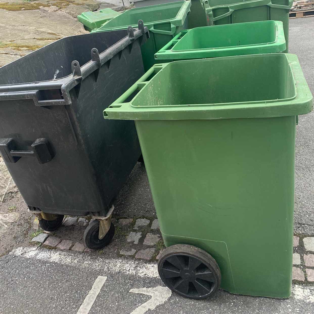 image of 7 stora, 5 små sopkärl - Stockholms Stad