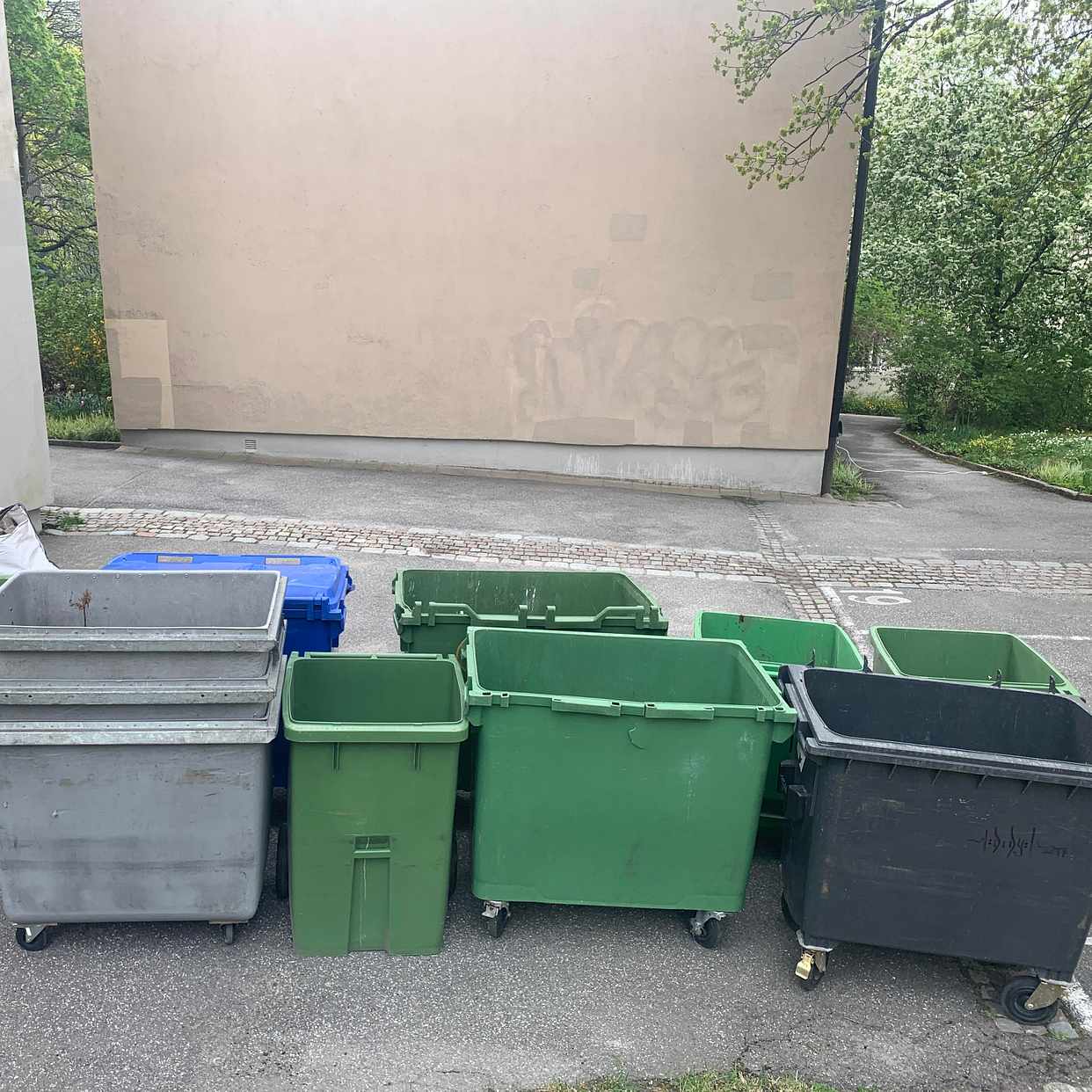 image of 7 stora, 5 små sopkärl - Stockholms Stad