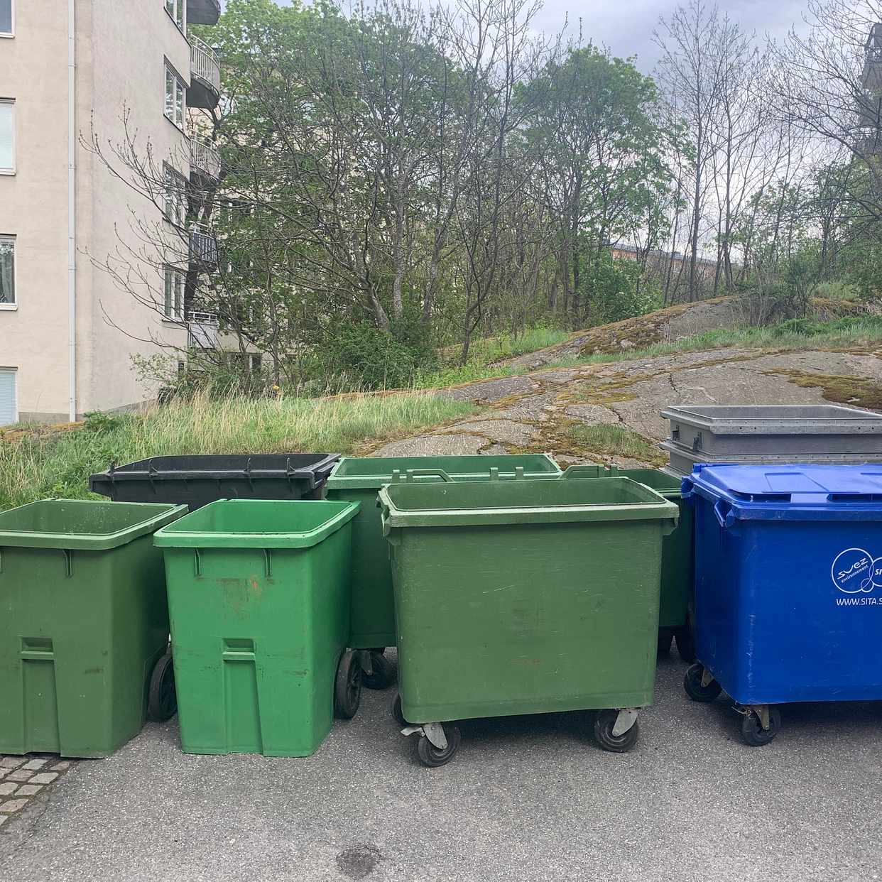 image of 7 stora, 5 små sopkärl - Stockholms Stad