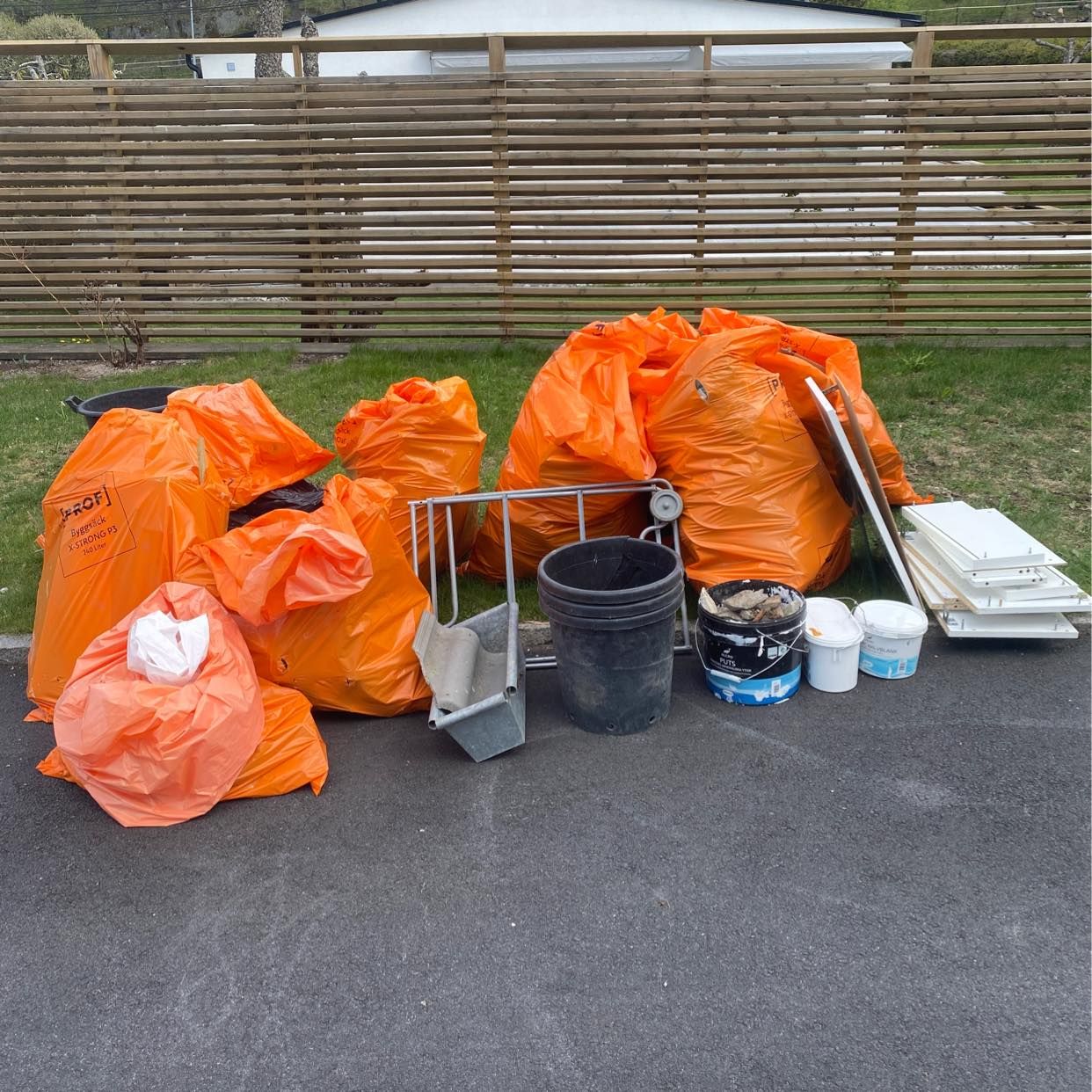 image of Byggavfall, papper och m - Täby