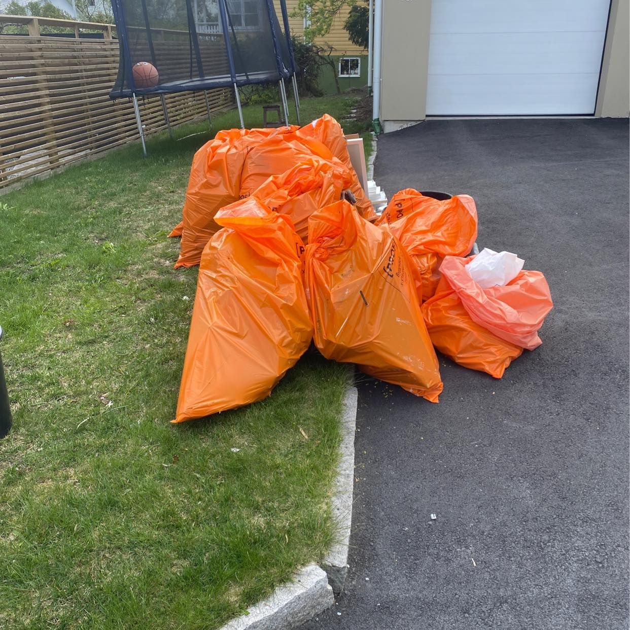 image of Byggavfall, papper och m - Täby