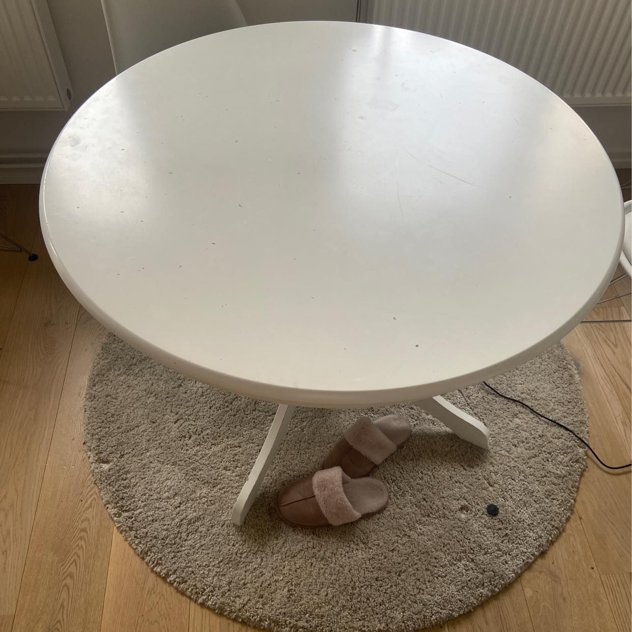 image of 1 soffa och 1 matbord - Hägersten