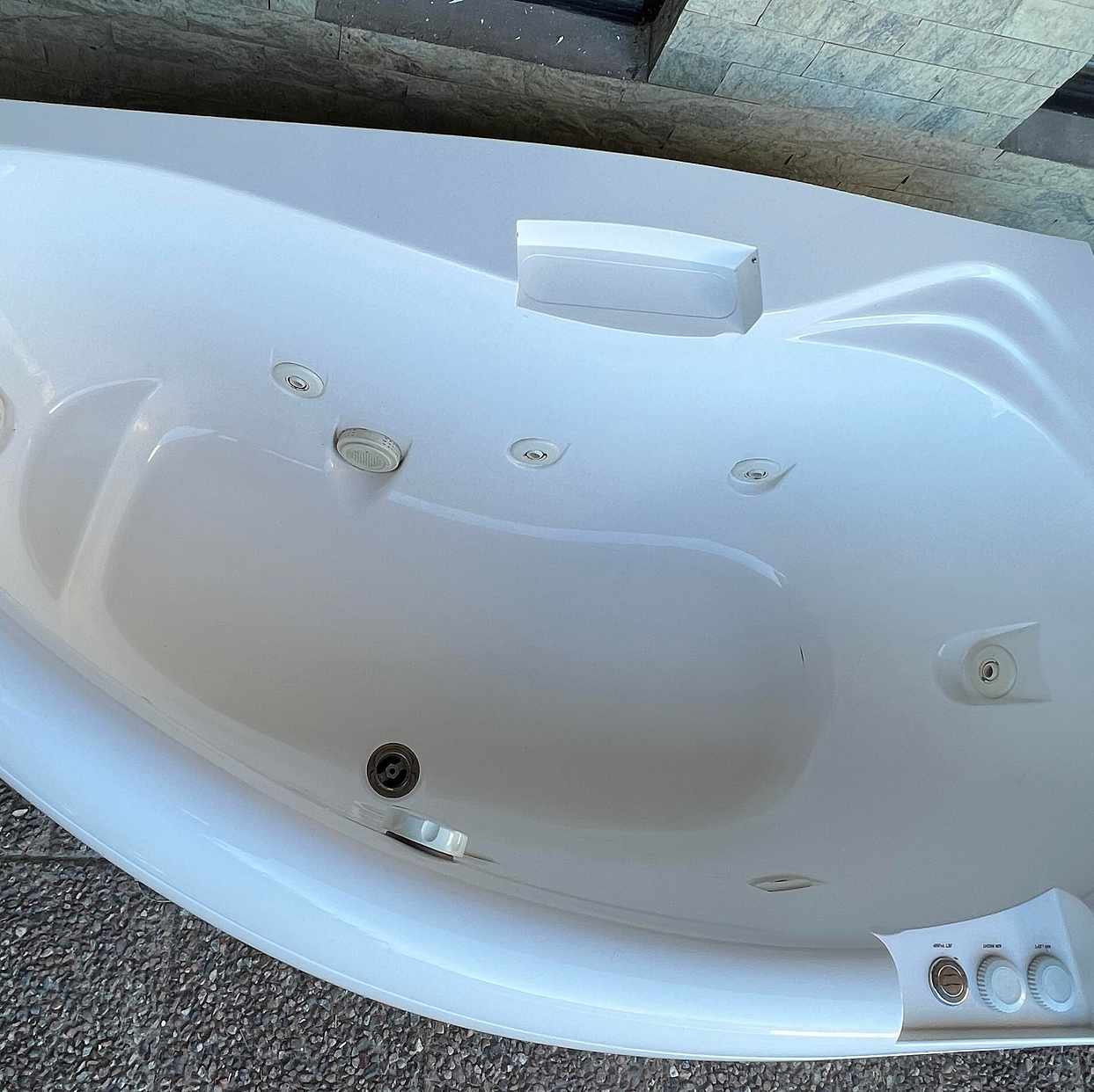 image of Skänker ett massagebadkar - Täby