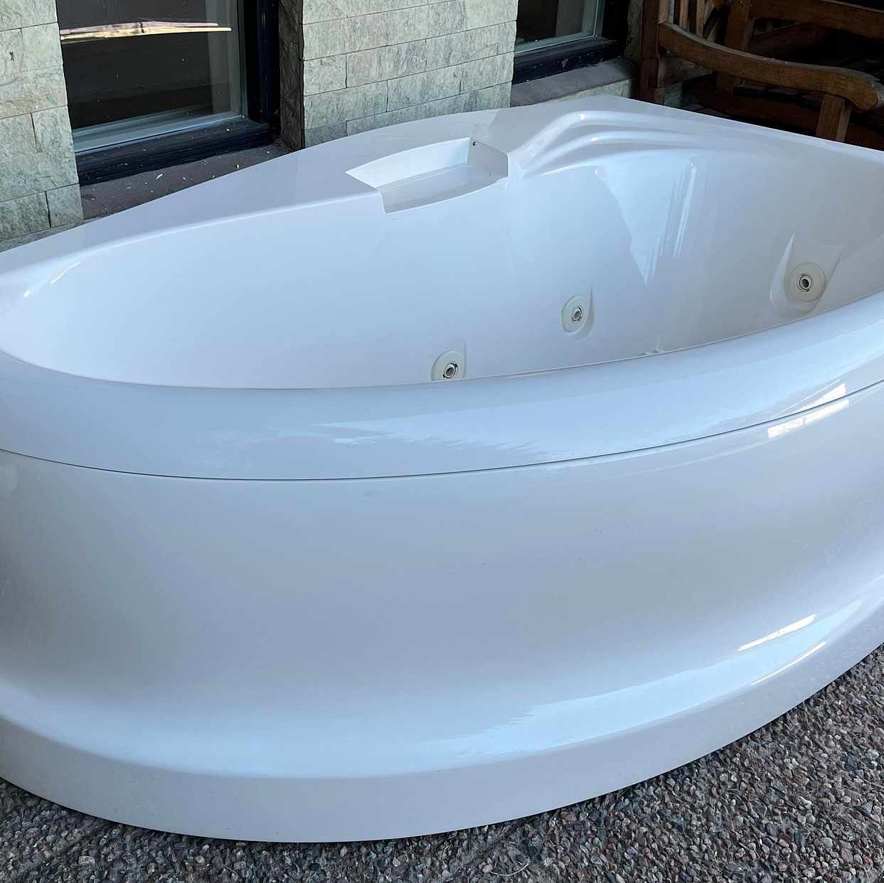 image of Skänker ett massagebadkar - Täby