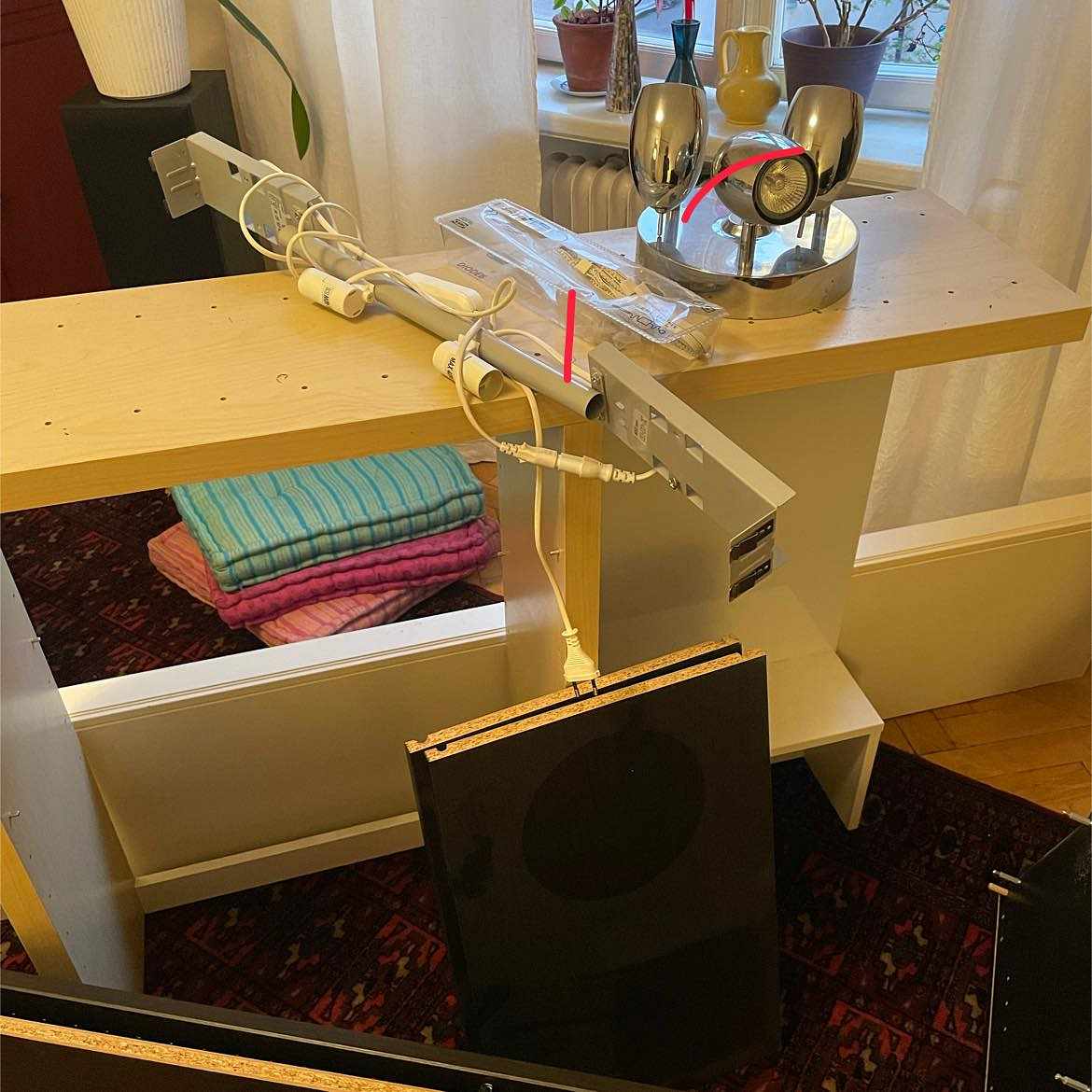 image of Slänga nedmonterade möble - Stockholm