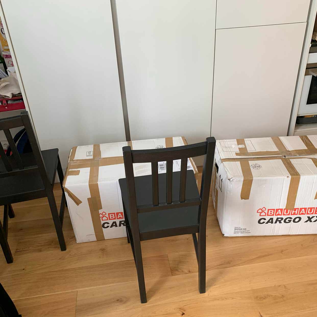 Bed, table, chairs, boxes - - Tiptapp