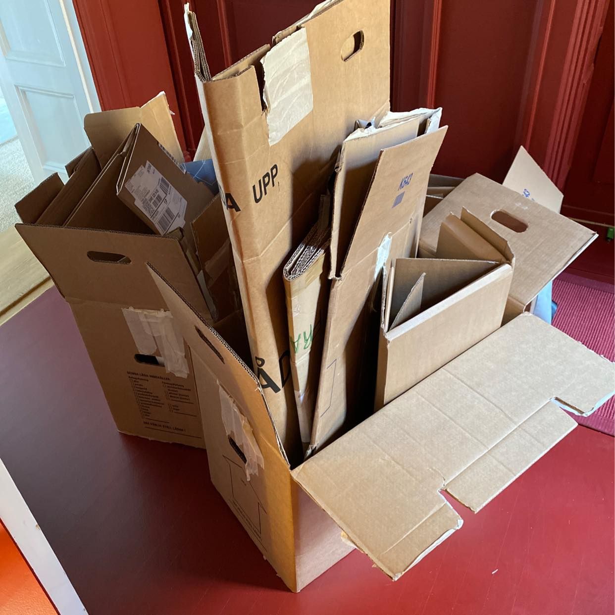 image of Cardboards and garbage - Stockholm