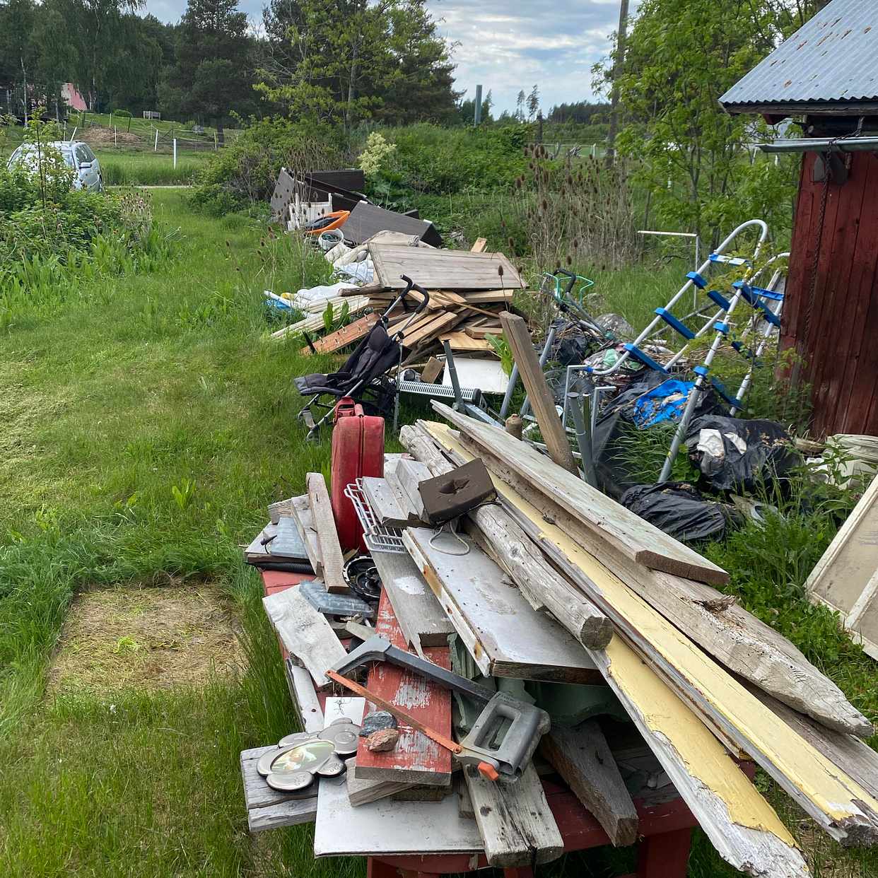 image of Diverse skräp/utemöbler - Bro