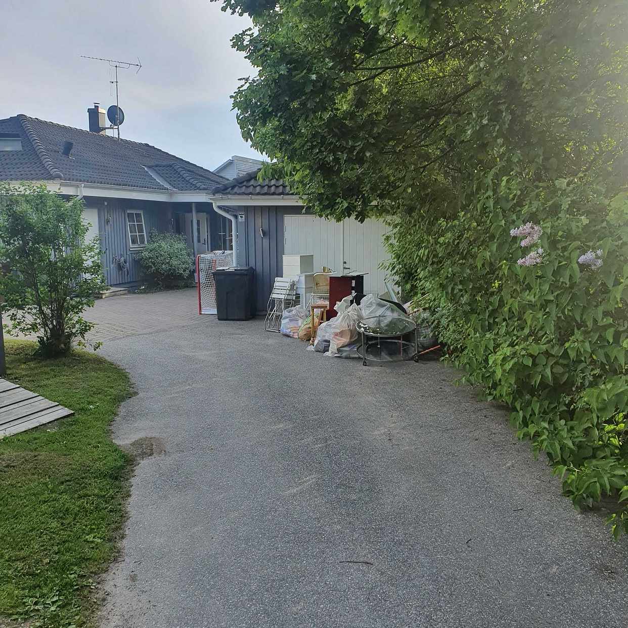 image of Gamla möbler och skräp - Järfälla