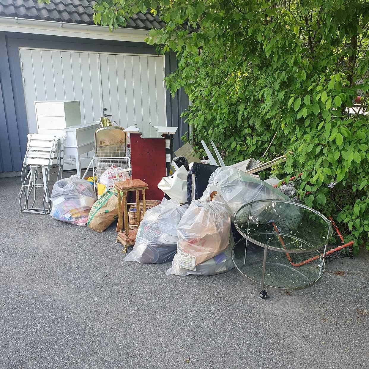 image of Gamla möbler och skräp - Järfälla