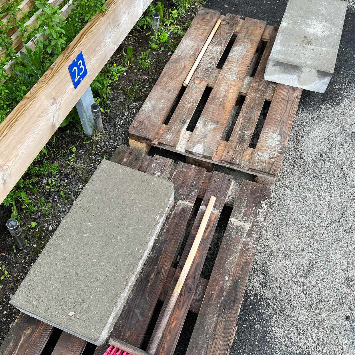 image of Trä, EU-pall, stenblock - Södertälje